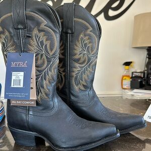 NWT Myra Boots black
